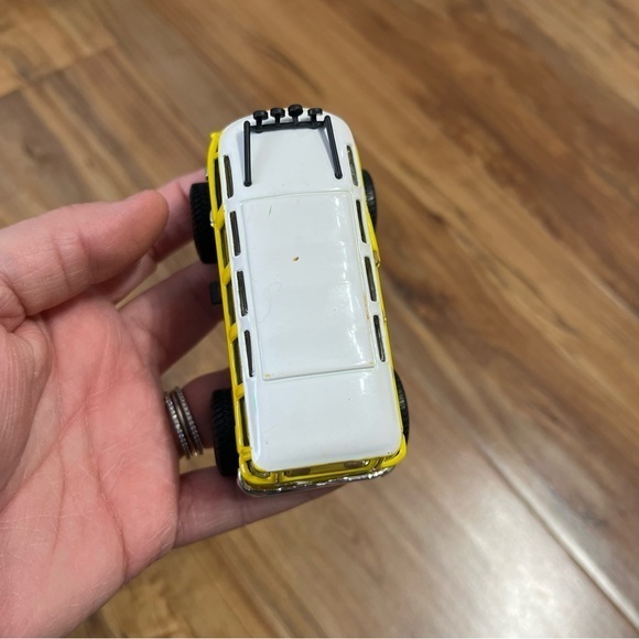 Volkswagen Van Samba Maisto 4x4 Rebels scale 1/40 Yellow VW Toy Car Lifted‎ - Picture 7 of 9